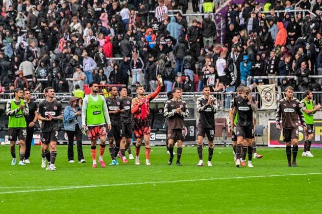 Disappointment After the Final Whistle: Pauli, Germany; Hamburg; Millerntor; Soccer; 2. Bundesliga; FC St. Pauli; FC Kaiserslautern