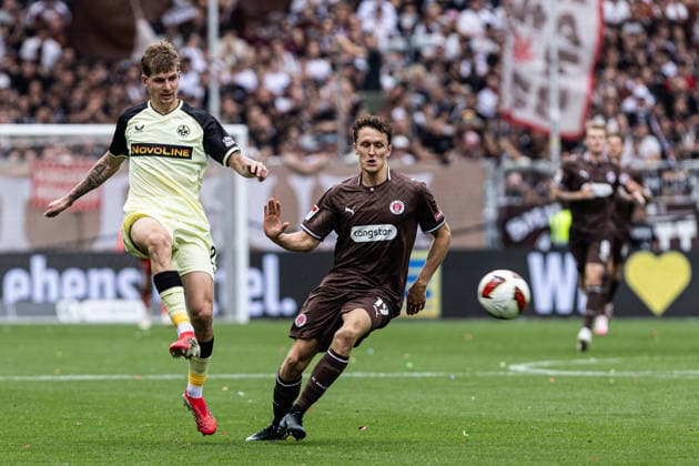 2. Bundesliga FC St. Pauli 1 FC Kaiserslautern August 30, 2026 Paul Joly 1 FC Kaiserslautern, 26, Martijn Kaars, FC St. Pauli, 19 2 German Bundesliga, Matchday 3: FC St. Pauli 1, FC Kaiserslautern, Millerntor Stadium, Hamburg, St. Pauli, August 30, 2026. DFL regulations prohibit any use of photographs as image sequences and or quasi-video Copyright: xBEAUTIFULxSPORTS Buriakovx