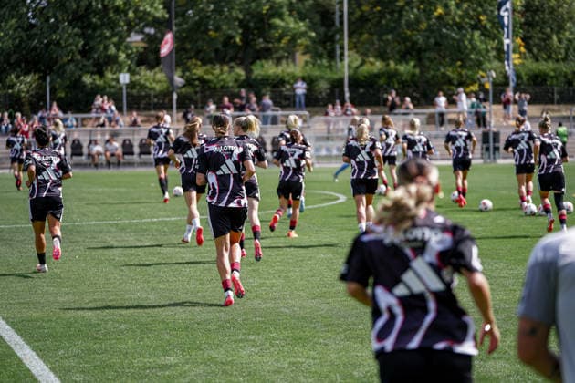 Deutschland: Fussball Saison 2026 2027 , Google Pixel Frauen-Bundesliga , 2. Spieltag , Eintracht Frankfurt Frauen vs. 1. FC Nürnberg Frauen - Stadion am Brentanobad (Frankfurt am Main) : Mannschaft beim Aufwärmen Frankfurt am Main Stadion am Brentanobad Deutschland Germany *** Germany Soccer Season 2026–2027, Google Pixel Women s Bundesliga, Matchday 2, Eintracht Frankfurt Women vs. 1. FC Nürnberg Women, Stadion am Brentanobad, Frankfurt am Main, Team warming up, Frankfurt am Main, Stadion am Brentanobad, Germany Copyright: xBennetxLongx