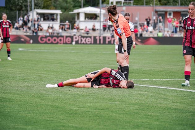Deutschland: Fussball Saison 2026 2027 , Google Pixel Frauen-Bundesliga , 2. Spieltag , Eintracht Frankfurt Frauen vs. 1. FC Nürnberg Frauen - Stadion am Brentanobad (Frankfurt am Main) : Larissa Mühlhaus (Eintracht Frankfurt Frauen, 47) verletzt am Boden, Verletzung Frankfurt am Main Stadion am Brentanobad Deutschland Germany *** Germany Soccer Season 2026–2027, Google Pixel Women s Bundesliga, Matchday 2, Eintracht Frankfurt Women vs. 1. FC Nürnberg Women, Stadion am Brentanobad, Frankfurt am Main, Larissa Mühlhaus, Eintracht Frankfurt Women, 47, injured on the ground, injury, Frankfurt am Main, Stadion am Brentanobad, Germany Copyright: xBennetxLongx