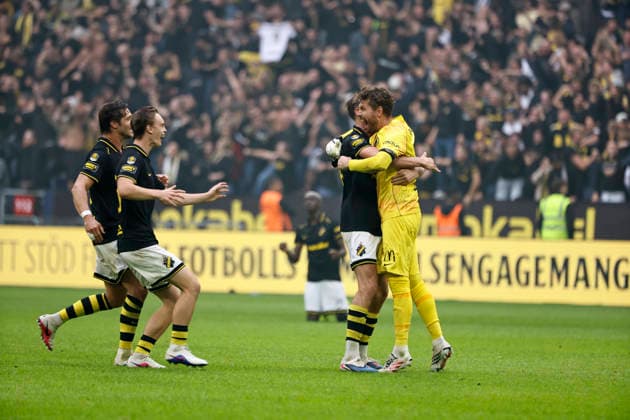 STOCKHOLM, SWEDEN 20260830 AIK goalkeeper Kristoffer Nordfeldt celebrates with his teammates after scoring during Sunday’s Allsvenskan soccer match between AIK and Hammarby IF at Strawberry Arena in STOCKHOLM, SWEDEN x1081x  Copyright: xFredrikxPerssonx TTx ALLSVENSKAN AIK-HAMMARBY