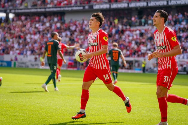 Deutschland: Fussball Bundesliga Saison 2026 - 2027, 1. Spieltag - SC Freiburg vs Werder Bremen - Europa Park Stadion (Freiburg): Tor und Torjubel zum 1:0 durch Yuito Suzuki (SC Freiburg, 14) Freude, Emotionen, Jubel, Mimik, Gesichtsausdruck, Emotion *** Germany Soccer Bundesliga 2026–2027 Season, Matchday 1: SC Freiburg vs. Werder Bremen at Europa-Park Stadium in Freiburg. Goal and celebration following the 1–0 goal by Yuito Suzuki of SC Freiburg. Joy, emotions, cheering, facial expressions, emotion. Copyright: xJOERANxSTEINSIEKx