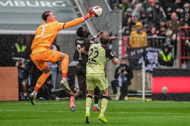 Abdoulie Ceesay Pauli Julian Krahl 22 Mika Haas Kaiserslautern, Germany; Hamburg; Millerntor; soccer; 2. Bundesliga; FC St. Pauli; FC Kaiserslautern