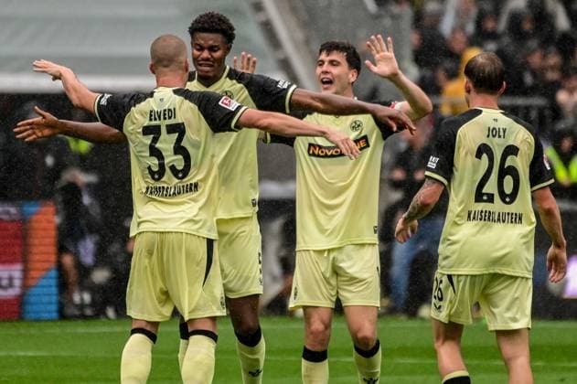 33 Jan Elvedi Kelven Frees 14 Jacob Rasmussen 26 Paul Joly Kaiserslautern Victory celebration Germany, Hamburg, Millerntor, soccer, 2. Bundesliga, FC St. Pauli, FC Kaiserslautern