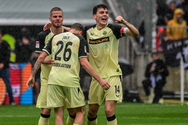 33 Jan Elvedi 26 Paul Joly 14 Jacob Rasmussen Kaiserslautern Victory celebration Germany, Hamburg, Millerntor, soccer, 2. Bundesliga, FC St. Pauli, FC Kaiserslautern