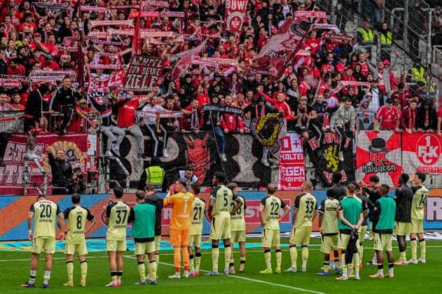 Victory celebration in front of the fans of the Kaiserslautern team; Germany, Hamburg, Millerntor, soccer, 2. Bundesliga, FC St. Pauli, FC Kaiserslautern