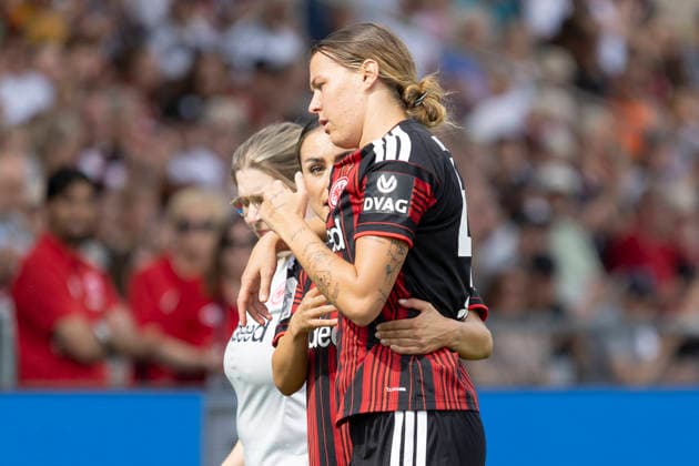 GPFBL: Eintracht Frankfurt - 1. FC Nürnberg, 30.08.2026 Larissa Mühlhaus (Eintracht Frankfurt 47) wurde von Ereleta Memeti (Eintracht Frankfurt 7) gestützt beim Rausgehen, sie konnte nicht mehr weiterspielen, Eintracht Frankfurt - 1. FC Nürnberg, Frankfurt, Stadion am Brentanobad, 30.8.2026 *** GPFBL Eintracht Frankfurt vs. 1. FC Nürnberg, August 30, 2026 Larissa Mühlhaus (Eintracht Frankfurt, No. 47) was supported by Ereleta Memeti (Eintracht Frankfurt, No. 7) as she left the field; she was unable to continue playing, Eintracht Frankfurt vs. 1. FC Nürnberg, Frankfurt, Stadion am Brentanobad, August 30, 2026 Copyright: xBEAUTIFULxSPORTS Gawlikx