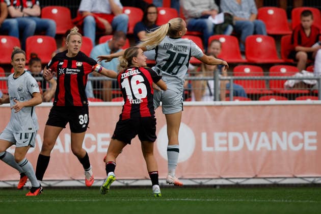 Fußball I Frauen I Bundesliga I Saison 2026-2027 I 2. Spieltag I Bayer 04 Leverkusen - VfL Wolfsburg I 30.08.2026 Sofie Zdebel (16, Bayer 04 Leverkusen) und Anny Kerim-Lindland (38, VfL Wolfsburg) im Zweikampf Leverkusen Ulrich-Haberland-Stadion Niedersachsen Deutschland *** Soccer I Women s I Bundesliga I 2026–2027 Season I Matchday 2 I Bayer 04 Leverkusen vs. VfL Wolfsburg I August 30, 2026 Sofie Zdebel 16, Bayer 04 Leverkusen, and Anny Kerim Lindland 38, VfL Wolfsburg, in a tackle at the Ulrich Haberland Stadium in Leverkusen, Lower Saxony, Germany Copyright: xLobeca CedricxSiefkerx