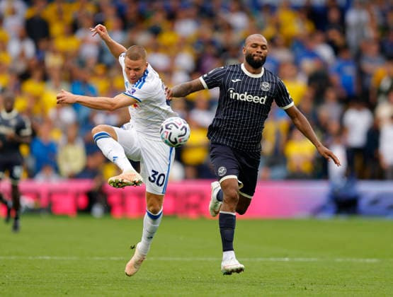 Leeds, England, 30th August 2026. Nico Elvedi of Leeds United and Igor Thiago of Brentford during the Leeds United vs Brentford Premier League match at Elland Road, Leeds. Picture credit should read: James Baylis Sportimage EDITORIAL USE ONLY. No use with unauthorised audio, video, data, fixture lists, club league logos or live services. Online in-match use limited to 120 images, no video emulation. No use in betting, games or single club league player publications. SPI_025_JB_Leeds_Brentford SPI-4950-0024