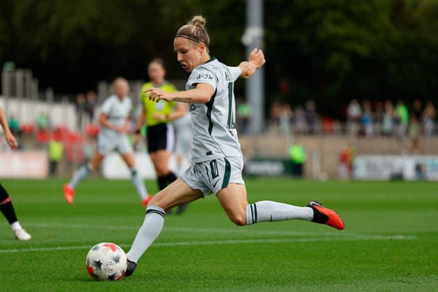 Fußball I Frauen I Bundesliga I Saison 2026-2027 I 2. Spieltag I Bayer 04 Leverkusen - VfL Wolfsburg I 30.08.2026 Svenja Huth (10, VfL Wolfsburg) flankt den Ball in den Strafraum. Leverkusen Ulrich-Haberland-Stadion Niedersachsen Deutschland *** Soccer I Women s Soccer I Bundesliga I 2026–2027 Season I Matchday 2 I Bayer 04 Leverkusen vs. VfL Wolfsburg I August 30, 2026 Svenja Huth 10, VfL Wolfsburg crosses the ball into the penalty area at Leverkusen’s Ulrich Haberland Stadium in Lower Saxony, Germany Copyright: xLobeca CedricxSiefkerx