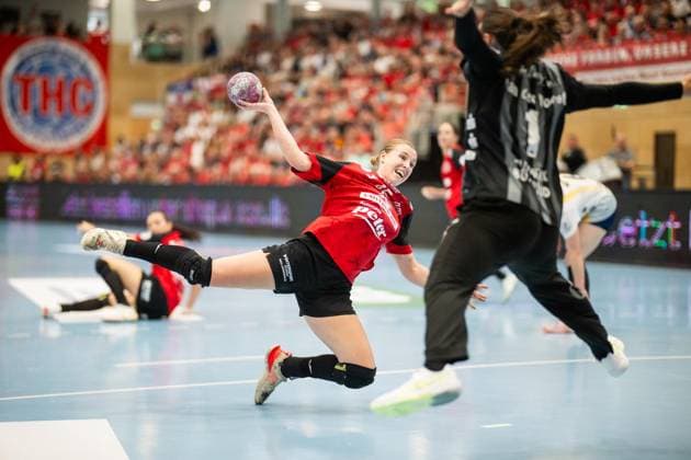WOMEN S HANDBALL 2026–2027 1ST BUNDESLIGA MATCHDAY 1 THC BUXTEHUDER SV ** FOR EDITORIAL PURPOSES ONLY ** EDITORIAL USE ONLY ** Aug. 30, 2026, Bad Langensalza Women’s Handball 1st Bundesliga Women’s Season 2026–2027 Salzhalle Matchday 1 Thüringer HC vs. Buxtehuder SV. Photo by Jolina Huhnstock 45. Thüringer HC in a duel with Nikki van der Vorst 1 Buxtehuder SV Germany Thuringia Bad Langensalza Copyright SaschaxFromm Copyright: SaschaxFromm doc87dvi66mkp3rqjn61nop ,EDITORIAL USE ONLY Copyright: SaschaxFromm