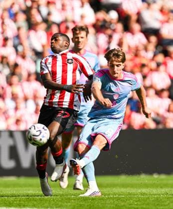 CÃ sar Palacios of Fulham shoots as Noah Sadiki of Sunderland blocks Sunderland v Fulham, Premier League Football, Football, Stadium of Light, Sunderland, UK - 30 Aug 2026Sunderland Stadium of Light United Kingdom EDITORIAL USE ONLY No use with unauthorised audio, video, data, fixture lists, club league logos or live services. Online in-match use limited to 120 images, no video emulation. No use in betting, games or single club league player publications. Copyright: xGreigxCowie Shutterstockx 17119085ct