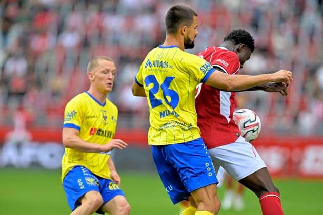 Royal Antwerp FC v Sint-Truidense VV - Jupiler Pro League DEURNE, BELGIUM - AUGUST 30 : Narh Luis forward of Royal Antwerp FC battles for the ball with Musliu Visar defender of Sint-Truidense VV during the Jupiler Pro League match between Royal Antwerp FC and Sint-Truidense VV on August 30, 2026 in Deurne, Belgium, 30 08 2026 Deurne Belgium  Copyright: xSesx