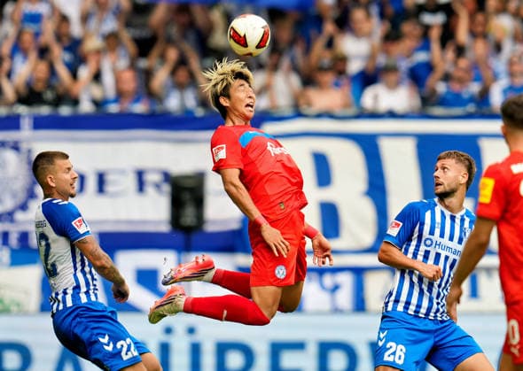 Hiroki Sekine (Holstein Kiel, 32) koepft den Ball zwischen Mateusz Zukowski (1. FC Magdeburg, 22) und Torben Muesel (1. FC Magdeburg, 26). GER, 1. FC Magdeburg vs Holstein Kiel, 2. Bundesliga, 3. Spieltag, Saison 2026-27, Avnet Arena, Magdeburg, 30.08.2026 DFL REGULATIONS PROHIBIT ANY USE OF PHOTOGRAPHS AS IMAGE SEQUENCES AND OR QUASI-VIDEO GER, 1. FC Magdeburg vs Holstein Kiel, 2. Bundesliga, 3. Spieltag, Saison 2026-27, 30.08.2026 Magdeburg *** Hiroki Sekine (Holstein Kiel, 32) heads the ball between Mateusz Zukowski (1 FC Magdeburg, 22) and Torben Muesel (1 FC Magdeburg, 26, GER), 1. FC Magdeburg vs. Holstein Kiel, 2. Bundesliga, Matchday 3, 2026–27 season, Avnet Arena, Magdeburg, August 30, 2026 DFL REGULATIONS PROHIBIT ANY USE OF PHOTOGRAPHS AS IMAGE SEQUENCES AND OR QUASI-VIDEO GER, 1 FC Magdeburg vs. Holstein Kiel, 2. Bundesliga, Matchday 3, 2026–27 Season, August 30, 2026, Magdeburg Copyright: xEibner-Pressefoto ScottxColemanx EP_SCN