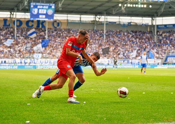 Adrian Kapralik (Holstein Kiel, 20) im Zweikampf mit Tobias Mueller (1. FC Magdeburg, 5) GER, 1. FC Magdeburg vs Holstein Kiel, 2. Bundesliga, 3. Spieltag, Saison 2026-27, Avnet Arena, Magdeburg, 30.08.2026 DFL REGULATIONS PROHIBIT ANY USE OF PHOTOGRAPHS AS IMAGE SEQUENCES AND OR QUASI-VIDEO GER, 1. FC Magdeburg vs Holstein Kiel, 2. Bundesliga, 3. Spieltag, Saison 2026-27, 30.08.2026 Magdeburg *** Adrian Kapralik of Holstein Kiel, 20, in a tackle with Tobias Mueller of 1. FC Magdeburg, 5 GER, 1. FC Magdeburg vs. Holstein Kiel, 2. Bundesliga, Matchday 3, 2026–27 season, Avnet Arena, Magdeburg, August 30, 2026 DFL regulations prohibit any use of photographs as image sequences and or quasi-video GER, 1 FC Magdeburg vs. Holstein Kiel, 2. Bundesliga, Matchday 3, 2026–27 season, August 30, 2026, Magdeburg Copyright: xEibner-Pressefoto ScottxColemanx EP_SCN