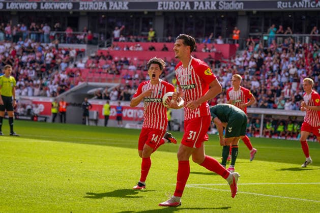 Deutschland: Fussball Bundesliga Saison 2026 - 2027, 1. Spieltag - SC Freiburg vs Werder Bremen - Europa Park Stadion (Freiburg): Yuito Suzuki (SC Freiburg, 14) Igor Matanovic (SC Freiburg, 31) Tor und Torjubel, Freude, Emotionen, Jubel *** Germany Soccer Bundesliga 2026–2027 Season, Matchday 1: SC Freiburg vs. Werder Bremen at Europa-Park Stadium, Freiburg—Yuito Suzuki (SC Freiburg), 14; Igor Matanovic (SC Freiburg), 31—Goal and goal celebration, joy, emotions, cheering Copyright: xJOERANxSTEINSIEKx