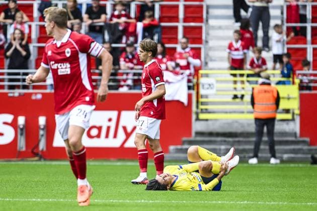 STVV s Ryotaro Araki lies injured on the ground during a soccer match between Royal Antwerp FC and Sint-Truidense V.V., Sunday 30 August 2026 in Antwerp, on day 4 of the 2026-2027 Jupiler Pro League first division of the Belgian championship. TOM GOYVAERTS TomxGoyvaerts  x184748640x