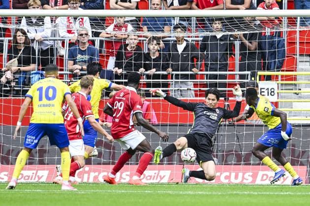 Antwerp s goalkeeper Taishi Brandon Nozawa and STVV s Oumar Diouf pictured in action during a soccer match between Royal Antwerp FC and Sint-Truidense V.V., Sunday 30 August 2026 in Antwerp, on day 4 of the 2026-2027 Jupiler Pro League first division of the Belgian championship. TOM GOYVAERTS TomxGoyvaerts  x184748880x