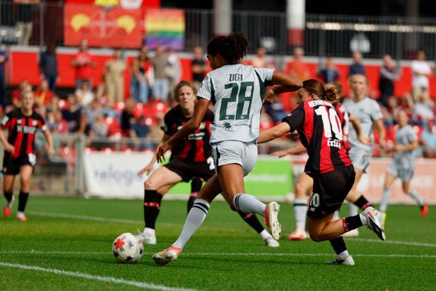 Fußball I Frauen I Bundesliga I Saison 2026-2027 I 2. Spieltag I Bayer 04 Leverkusen - VfL Wolfsburg I 30.08.2026 Cora Zicai (28, VfL Wolfsburg) und Estrella Merino Gonzalez (10, Bayer 04 Leverkusen) im Zweikampf Leverkusen Ulrich-Haberland-Stadion Niedersachsen Deutschland *** Soccer I Women s I Bundesliga I 2026–2027 Season I Matchday 2 I Bayer 04 Leverkusen vs. VfL Wolfsburg I August 30, 2026 Cora Zicai 28, VfL Wolfsburg’s Estrella Merino Gonzalez (No. 10) and Bayer 04 Leverkusen in a tackle at the Ulrich Haberland Stadium in Leverkusen, Lower Saxony, Germany Copyright: xLobeca CedricxSiefkerx