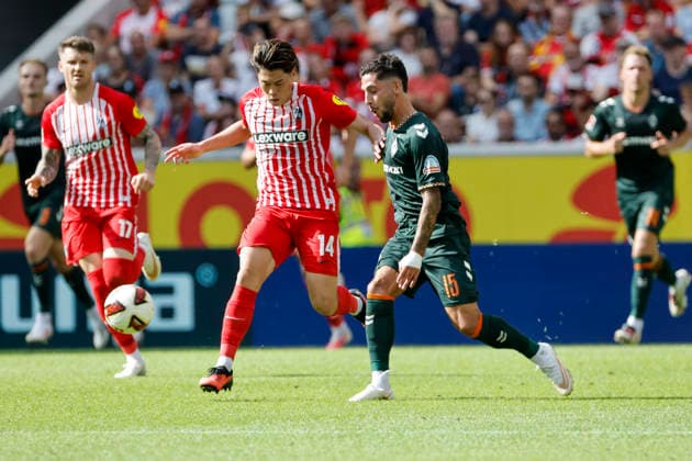 Yuito Suzuki (SC Freiburg, 14) und Ludovit Reis (SV Werder Bremen, 15) im Laufduell , Deutschland, Fussball, 1. Bundesliga, 1.Spieltag, 2026 2027, SC Freiburg vs. SV Werder Bremen, 30.08.2026, Freiburg im Breisgau Europa-Park Stadion Deutschland *** Yuito Suzuki (SC Freiburg), 14, and Ludovit Reis (SV Werder Bremen), 15, in a footrace, Germany, soccer, Bundesliga 1, Matchday 1, 2026–2027, SC Freiburg vs. SV Werder Bremen, August 30, 2026, Freiburg im Breisgau, Europa-Park Stadium, Germany Copyright: xGrantxHubbsx