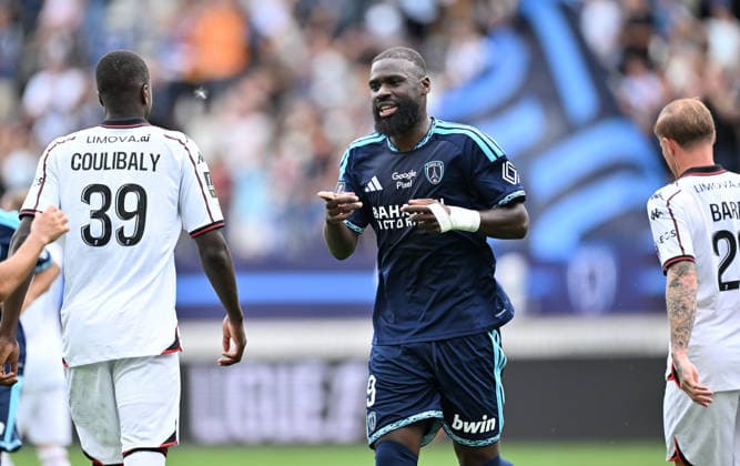 Paris FC v Nice - French Ligue 1 PARIS, FRANCE - AUGUST 30: Lassine Sinayoko (C) of Paris FC celebrates after scoring during the French L1 football match between Paris FC and OGC Nice at Stade Jean-Bouin in Paris, France on August 30, 2026. Mustafa Yalcin Anadolu Paris France. Editorial use only. Please get in touch for any other usage.  Copyright: x2026xAnadoluxMustafaxYalcinx