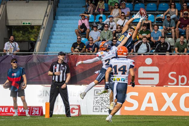touchdown catch Montigo Moss (Dresden Monarchs, 81 Wide Receiver), Gabriele Battistella (ifm Razorbacks Ravensburg, 26 Defensive Back) cannot deflect it Dresden Monarchs vs ifm Razorbacks Ravensburg, American Football, German Football League, Week 17, 2026, 30.08.2026, Dresden Heinz-Steyer-Stadion Saxony Germany Copyright: xPFA SebastianxJustx