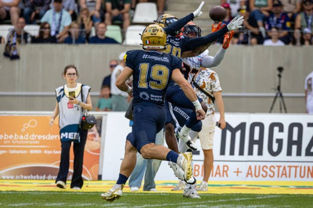 Tim Müller (ifm Razorbacks Ravensburg, 87 Wide Receiver) and Jason Denneboom (Dresden Monarchs, 20 Defensive Back) fighting for the catch Dresden Monarchs vs ifm Razorbacks Ravensburg, American Football, German Football League, Week 17, 2026, 30.08.2026, Dresden Heinz-Steyer-Stadion Saxony Germany Copyright: xPFA SebastianxJustx