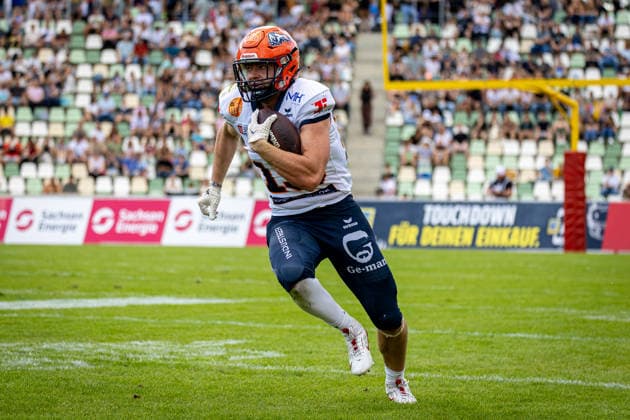 Aidan Enneking (ifm Razorbacks Ravensburg, 19 Tight End) runs the ball Dresden Monarchs vs ifm Razorbacks Ravensburg, American Football, German Football League, Week 17, 2026, 30.08.2026, Dresden Heinz-Steyer-Stadion Saxony Germany Copyright: xPFA SebastianxJustx