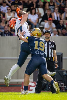 Tim Müller (ifm Razorbacks Ravensburg, 87 Wide Receiver) catches the ball in the endzone but Vance Feuerbacher (Dresden Monarchs, 19 Defensive Back) can push him out of bounce Dresden Monarchs vs ifm Razorbacks Ravensburg, American Football, German Football League, Week 17, 2026, 30.08.2026, Dresden Heinz-Steyer-Stadion Saxony Germany Copyright: xPFA SebastianxJustx