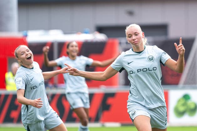 Ella Peddemors (VfL Wolfsburg, 05) bejubelt ihr Tor zum 1:0. Bayer 04 Leverkusen vs. VfL Wolfsburg, Fussball, Frauen Bundesliga, 02. Spieltag, Saison 2026 2027, 30.08.2026 DFL DFB Regulations prohibit any use of Photographs as image sequences and or Quasivideo Bayer 04 Leverkusen vs. VfL Wolfsburg, Fussball, Frauen Bundesliga, 02. Spieltag, Saison 2026 2027, 30.08.2026 Leverkusen *** Ella Peddemor of VfL Wolfsburg, No. 05, celebrates her goal to make it 1–0 in Bayer 04 Leverkusen vs. VfL Wolfsburg, soccer, Women’s Bundesliga, Matchday 2, 2026–2027 season, August 30, 2026 DFL DFB regulations prohibit any use of photographs as image sequences and or quasi-video Bayer 04 Leverkusen vs. VfL Wolfsburg, soccer, Women’s Bundesliga, Matchday 2, 2026–2027 season, August 30, 2026, Leverkusen Copyright: xEibner-Pressefoto ThomasxHaeslerx EP_THR