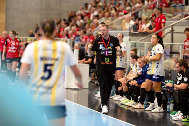 Jonas Schlender, Buxtehuder SV, Coach; Maj Nielsen, Buxtehuder SV, 05 GER; Thueringer HC vs. Buxtehuder SV, Handball, Alsco Women s Handball Bundesliga, 2026–2027 Season, Matchday 1, Sunday, 3:00 p.m., August 30, 2026 GER, Thueringer HC vs. Buxtehuder SV, Handball, Alsco Women’s Handball Bundesliga, 2026–2027 Season, Matchday 1, Sunday, 3:00 p.m., August 30, 2026, Bad Langensalza Copyright: xMartinxHerbstx