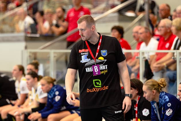 Jonas Schlender, Buxtehuder SV, Coach, GER; Thueringer HC vs. Buxtehuder SV, Handball, Alsco Women s Handball Bundesliga, 2026–2027 Season, Matchday 1, Sunday, 3:00 p.m., August 30, 2026, GER, Thueringer HC vs. Buxtehuder SV, Handball, Alsco Women’s Handball Bundesliga, 2026–2027 season, Matchday 1, Sunday, 3:00 p.m., August 30, 2026, Bad Langensalza Copyright: xMartinxHerbstx