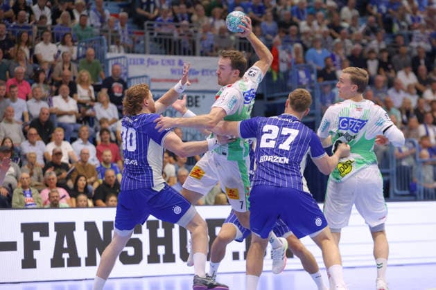 August 30, 2026, xtgx, Opel HBL Handball, VfL Gummersbach vs. SC Magdeburg, from left: Felix Claar (Magdeburg), 7 takes a shot, goal scorer, scores a goal, Gummersbach