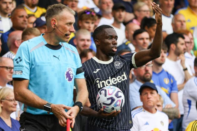 LEEDS, ENGLAND - AUGUST 30: Michael Kayode of Brentford takes a throw on during the Premier League match between Leeds United and Brentford at Elland Road on August 30, 2026 in Leeds, England. Copyright: xSeanxChandlerx xSPPx Sportspressphoto_SPR219710