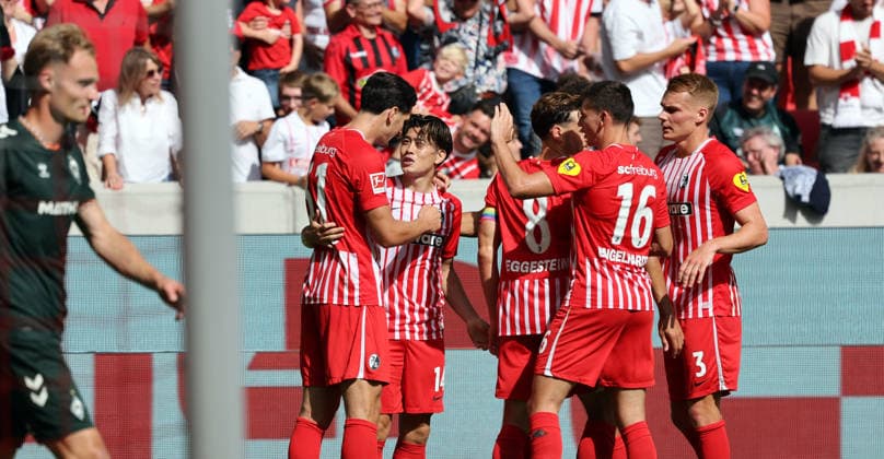 30.08.26 SC Freiburg - SV Werder Bremen Deutschland, Freiburg, 30.08.2026, Fussball, Bundesliga, Saison 2026 2027, SC Freiburg - SV Werder Bremen: v.l. Igor Matanovic, Yuito Suzuki (beide SC Freiburg); Jubel Tor 1:0 Suzuki. *** August 30, 2026 SC Freiburg vs. SV Werder Bremen Germany, Freiburg, August 30, 2026, Soccer, Bundesliga, 2026–2027 Season, SC Freiburg vs. SV Werder Bremen; from left: Igor Matanovic, Yuito Suzuki (both SC Freiburg) celebrating the 1–0 goal by Suzuki