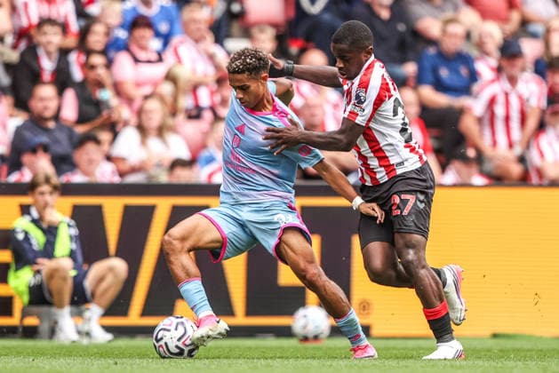 Premier League: Sunderland v Fulham Josh King of Fulham holds off Noah Sadiki of Sunderland during the Premier League match Sunderland vs Fulham at Stadium Of Light, Sunderland, United Kingdom on 30 August 2026 (Photo by Alfie Cosgrove News Images) Sunderland Stadium Of Light Tyne and Wear United Kingdom Copyright: xAlfiexCosgrove NewsxImagesx
