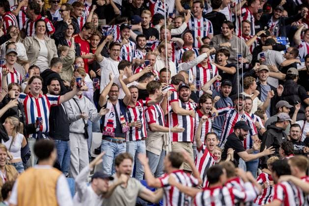 TILBURG - Willem II fans celebrate Uriel van Aalst s opening goal during the Dutch Eredivisie match between Willem II and SC Heerenveen at the Koning Willem II Stadion on August 30, 2026, in Tilburg, the Netherlands. MORITZ MUELLER ANP 2026 27 Eredivisie xVIxANPxSportx xxANPxIVx 566601647 originalFilename: 566601647.jpg