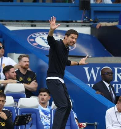 Premier League - Chelsea v Brighton & Hove Albion LONDON, ENGLAND, AUGUST 30: Xabi Alonso Manager of Chelsea points out instructions to his players during the Premier League match between Chelsea v Brighton & Hove Albion at Stamford Bridge Stadium, London, England, on August 30. (Photo by Daniel Weir) London Stamford Bridge Stadium England Copyright: xDanielxWeir SportsxPressxPhotox Sportspressphoto_SPR219724