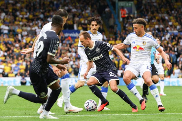 LEEDS, ENGLAND - AUGUST 30: Mikkel Damsgaard of Brentford controls the ball during the Premier League match between Leeds United and Brentford at Elland Road on August 30, 2026 in Leeds, England. Copyright: xSeanxChandlerx xSPPx Sportspressphoto_SPR219727
