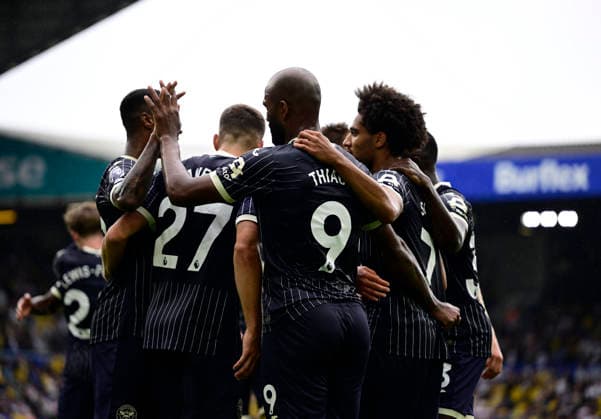 Leeds United v Brentford Premier League Brentford s Kevin Schade celebrates with his team-mates after scoring his sides first goal during the Premier League match at Elland Road, Leeds 30 08 2026 UK Newspapers OUT Copyright: xChrisxNuttonx FIL-23862-0048