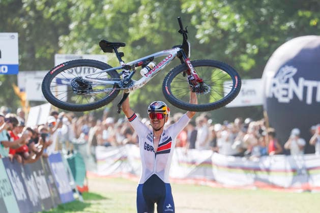 TRENTO, ITALY, AUGUST 30 — Thomas Pidcock of Great Britain celebrates his victory by raising his bike in the air before crossing the finish line during the UCI Mountain Bike World Championships—Men’s Elite Cross-Country—at Val di Sole on August 30, 2026, in Trento, Italy. Trento, Val di Sole, Trento, Italy Copyright: xJustPictures.ch FrancescoxMinghettix jp-en-EuSpIm-JP6_FRM_UCIWC_ManXCO_30Aug_000340