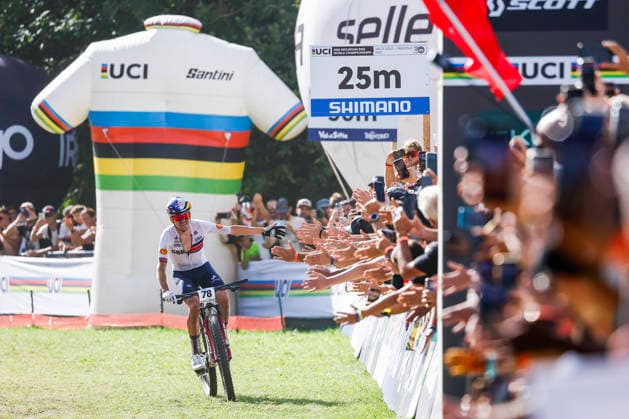 TRENTO, ITALY, AUGUST 30 Thomas Pidcock of Great Britain celebrates his victory with the fans before the finish line during the UCI Mountain Bike World Championships—Men s Elite Cross-Country—at Val di Sole on August 30, 2026, in Trento, Italy. Trento, Val di Sole, Trento, Italy Copyright: xJustPictures.ch FrancescoxMinghettix jp-en-EuSpIm-JP6_FRM_UCIWC_ManXCO_30Aug_000341