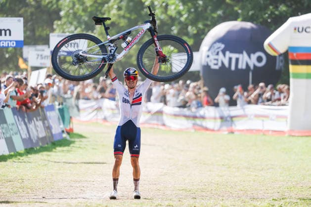 TRENTO, ITALY, AUGUST 30 — Thomas Pidcock of Great Britain celebrates his victory by raising his bike into the air before crossing the finish line during the UCI Mountain Bike World Championships—Men’s Elite Cross-Country—at Val di Sole on August 30, 2026, in Trento, Italy. Trento, Val di Sole, Trento, Italy Copyright: xJustPictures.ch FrancescoxMinghettix jp-en-EuSpIm-JP6_FRM_UCIWC_ManXCO_30Aug_000342