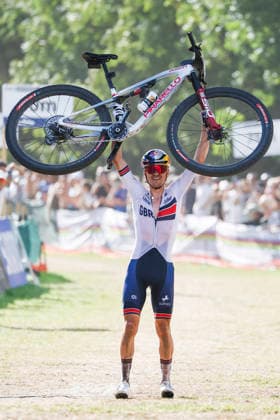 TRENTO, ITALY, AUGUST 30 — Thomas Pidcock of Great Britain celebrates his victory by raising his bike into the air before crossing the finish line during the UCI Mountain Bike World Championships—Men’s Elite Cross-Country—at Val di Sole on August 30, 2026, in Trento, Italy. Trento, Val di Sole, Trento, Italy Copyright: xJustPictures.ch FrancescoxMinghettix jp-en-EuSpIm-JP6_FRM_UCIWC_ManXCO_30Aug_000343