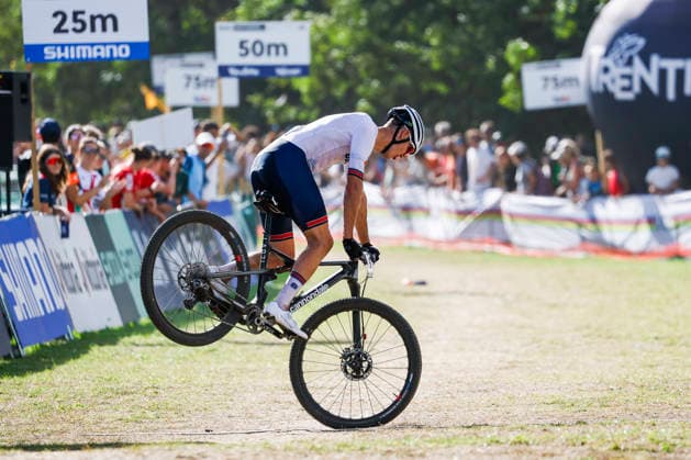 TRENTO, ITALY, AUGUST 30 — Charlie Aldridge of Great Britain crosses the finish line with a 360, his signature move, during the UCI Mountain Bike World Championships Men s Elite Cross-Country event at Val di Sole on August 30, 2026, in Trento, Italy. Trento, Val di Sole, Trento, Italy Copyright: xJustPictures.ch FrancescoxMinghettix jp-en-EuSpIm-JP6_FRM_UCIWC_ManXCO_30Aug_000344