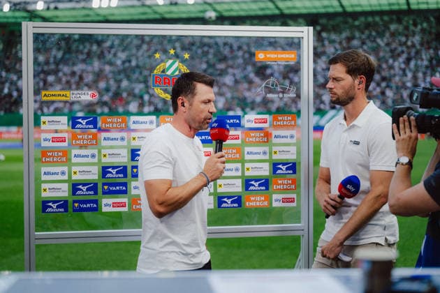 SOCCER - BL, Rapid vs Sturm VIENNA,AUSTRIA,30.AUG.26 - SOCCER - ADMIRAL Bundesliga, SK Rapid Wien vs SK Sturm Graz. Image shows Markus Katzer (Rapid) and Johannes Brandl (Sky) during an interview.  GEPAxpictures xAlexanderxSolc