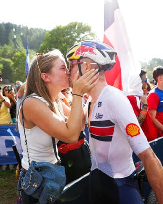 2026 UCI Mountain Bike World Championships Picture by Ed Sykes SWpix.com - 30 08 2026 - Cycling - 2026 UCI Mountain Bike World Championships - Val di Sole, Trentino, Italy - Cross-country Olympic (XCO) - Men Elite - Thomas Pidcock (Great Britain) celebrates winning to become World Champion Copyright: x xSWpix.comx(t axPhotographyxHubxLtd)xEdxSykes SWpix.comx SWP-3030-21597