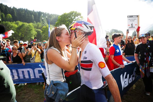 2026 UCI Mountain Bike World Championships Picture by Ed Sykes SWpix.com - 30 08 2026 - Cycling - 2026 UCI Mountain Bike World Championships - Val di Sole, Trentino, Italy - Cross-country Olympic (XCO) - Men Elite - Thomas Pidcock (Great Britain) celebrates winning to become World Champion Copyright: x xSWpix.comx(t axPhotographyxHubxLtd)xEdxSykes SWpix.comx SWP-3030-21598