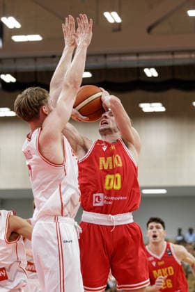BASKETBALL - FIBA EuroBasket, quali, AUT vs MKD VIENNA,AUSTRIA,30.AUG.26 - BASKETBALL - FIBA EuroBasket 2029 Pre-Qualifier, Austria vs North Macedonia. Image shows Timo Lanmueller (AUT) and Viktor Tashovsi (MKD).  GEPAxpictures xArminxRauthner