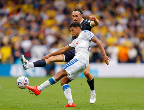 Leeds, England, 30th August 2026. Yehor Yarmolyuk of Brentford challenges James Justin of Leeds United during the Leeds United vs Brentford Premier League match at Elland Road, Leeds. Picture credit should read: James Baylis Sportimage EDITORIAL USE ONLY. No use with unauthorised audio, video, data, fixture lists, club league logos or live services. Online in-match use limited to 120 images, no video emulation. No use in betting, games or single club league player publications. SPI_042_JB_Leeds_Brentford SPI-4950-0041